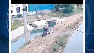 2 orang bocah tersengat lisrik saat hendak mengambil layangan yang tersangkut di Kabel listrik