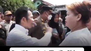 Video Bupati Purwakarta Tiba-tiba Dicium Ibu-ibu saat Sedang Musyawarah Bersama Warga