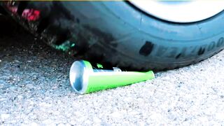 Esmagando coisas crocantes e macias de carro! - EXPERIMENTO: CARRO vs BRINQUEDOS