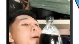 gaya gayaan sih minum nya pepsi lagi