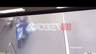 Niat Buang Sampah ke Truk, Malah Buang Diri dari Motor!