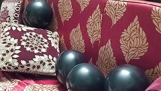 জিনের বেলুন নিয়ে খেলা
