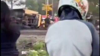 Video Laka Lantas Tabrakan Antara Truk dan KRL di Tanah Tinggi Mengakibatkan Body Kereta Rusak Berat