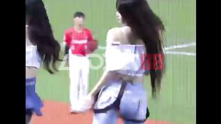 “Ayo... fokusnya kemana? Tatapan kamu mulai gak jujur tuh.”