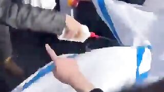 حتى اليهود كرهوا اسرائيل  ومن المؤسف بعض دول العرب دافعون عن اسرائيل