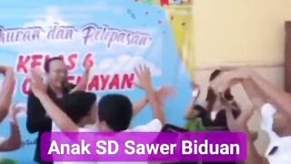 Viral Siswa SD di Tulungagung Nyawer Biduan saat Perpisahan