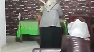 Video Seorang Ibu Bayar Drive Online dengan Cara Dilempar ke Lantai