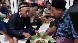 makan aja rebutan ????????