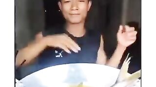 Kalo cowok lagi goreng ikan wkwkw