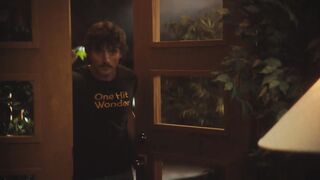 Benson Boone - Mr Electric Blue (Official Music Video)(720P_HD)