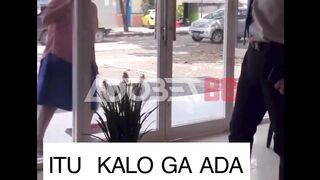 Karyawan Joget Bareng ODGJ, Untung Ada Pintu Kaca!
