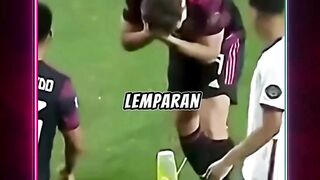 ???? Lemparan tak terduga dari fans membuat salah satu pemain kesakitan dan emosi.