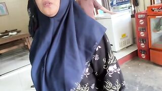 Terjadi adu mulut antara seorang ibu-ibu  dan seorang wanita muda.