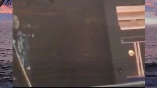 Kok bisa sih masih lanjut, bukanya dikancingin tu baju????