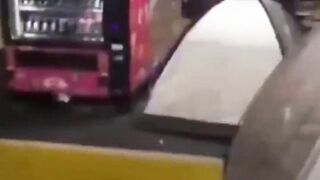 Takut di Rudal Iran!! Video Warga Israel Ramai-ramai Bangun Tenda di Parkiran mall