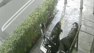 Tertidur di Trotoar! Video Motor Pria Ini Digondol Maling Subuh Hari di Jakarta Selatan