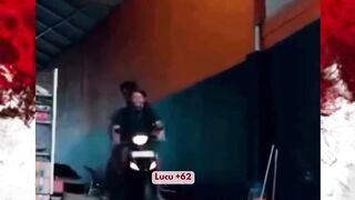 Senyuman pertama lebih puas di bandingkan yang senyuman kedua