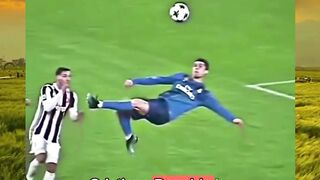 Momen ketika waktu seakan berhenti… Cristiano Ronaldo menciptakan mahakarya di atas langit Turin