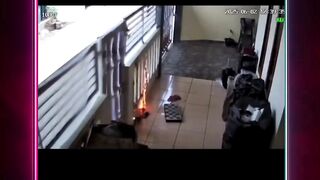 2 orang bocah kecil terekam cctv bermain korek api membakar sesuatu