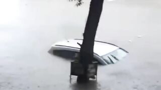 ???????? Heavy floods sweep away cars in India