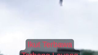 Viral Bocah Main Layangan Terbawa Terbang