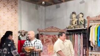 Video Momen Presiden Prabowo Ngemall di Sarinah Bareng Bu Titiek dan Didiet: Bawa Uang Gak Kita?