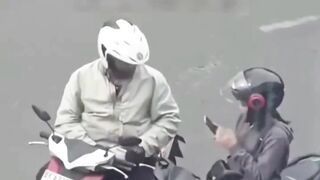Video Anggota Polisi Lakukan Aksi Pungli ke Pengendara Motor Wanita Sebesar Rp100 Ribu