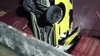 Video Mobil Diduga Dikendarai Emak-emak “Terbang” dan Nyungsep di Atap Rumah Warga