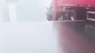 Ngeri! Video Truk Nyaris Jatuh dari Jembatan Ambruk di Guizhou China, Tergelantung di Atas