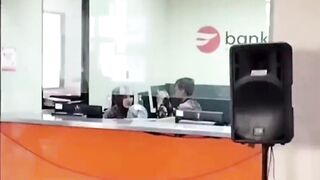 Viral! Video Petugas Bank Banten Asik Bermain Game Ditengah Antrian Samsat yang Panjang