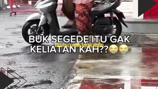 Ibu-ibu satu ini bener-bener bikin ngakak!