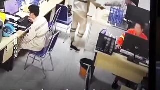 Video Detik-Detik Karyawan PT IWIP Nekat Tikam Pimpinan Berkali-kali, Tak Terima Disanksi