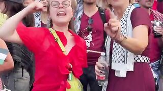 ألمانيات يهتفن من القلب لغزة ولفلسطين خلال احدى. التظاهرات