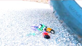 Esmagando coisas crocantes e macias de carro! - EXPERIMENTO: CARRO vs BRINQUEDOS 2