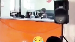Petugas Samsat Sibuk Bermain Game Padahal Antrian Ramai?