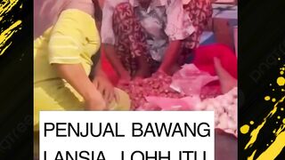 ???? Terekam kamera! Seorang ibu-ibu kedapatan mencuri uang