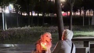 Pria ini Sedang Merayakan Ulang Tahun Dengan Anjing Nya Moment Yang Hangat