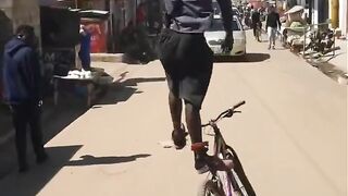 مو اي واحد يركب سيكل  يسوي  حركات