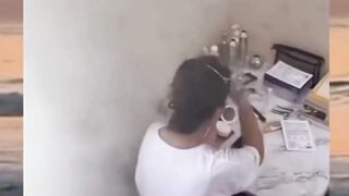tutor pake bedak????