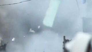 Video Israel Masih Gempur Gaza Meski Gencatan dengan Iran, Seorang Pesepeda Tertimpa Puing Bangunan