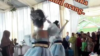 Video Viral Penari Ini Disawer, Tapi uang Malah Diambil Orang!