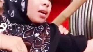 Video Detik-detik Wanita Ini Histeris Halangi Pemasangan Tower PLN di Tanah yang Diduga Miliknya