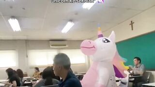 Video Momen Orang Tua Ambil Rapot di Sekolah Anaknya Gunakan Kostum Unicorn