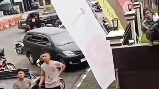 Video Detik-detik Anggota Polisi Hampir Tertimpa Mobil Crane saat Relokasi Patung Macan