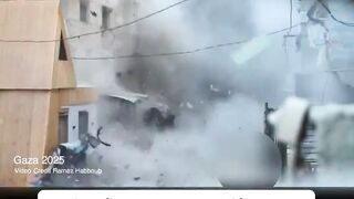 Video Israel Masih Gempur Gaza Meski Gencatan dengan Iran, Seorang Pesepeda Tertimpa Puing Bangunan 2