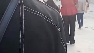 إعلامية من غزة تروي تفاصيل معاناة استلامها كبون للحصول على المساعدات الغذائية .