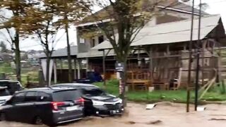 Video Banjir Melanda Garut Akibat Hujan Deras Sejak Malam, Sebabkan Ruas Jalan Bayongbong Tergenang