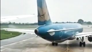 Video Detik-detik Dua Pesawat Vietnam Airlines Bersenggolan hingga Sebabkan Kerusakan
