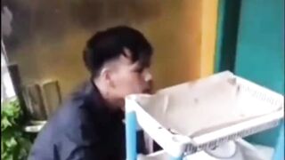 Video Viral Ketika Emak-emak Ini Ditagih Hutang, Keluarkan Jurus Tak Terduga