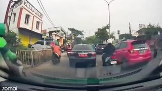 Viral Sejumlah Pemobil Diduga Nekat Lawan Arah di Ciater Pagi Ini Saat Lalu Lintas Padat